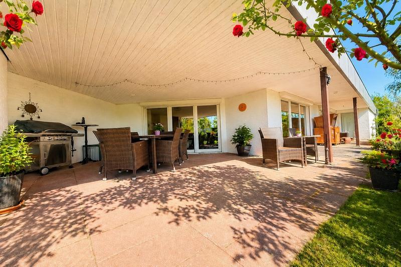 Große Überdachte Terrasse