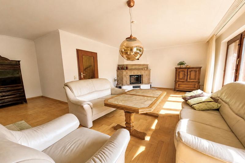 Wohnzimmer mit Kamin