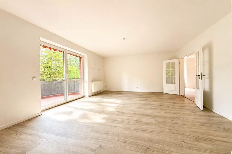 Großzügiges Wohnzimmer mit Balkonzugang