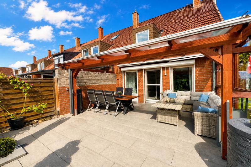 Große überdachte Terrasse