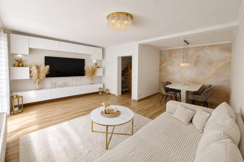 Offenes Wohnzimmer mit Essbereich